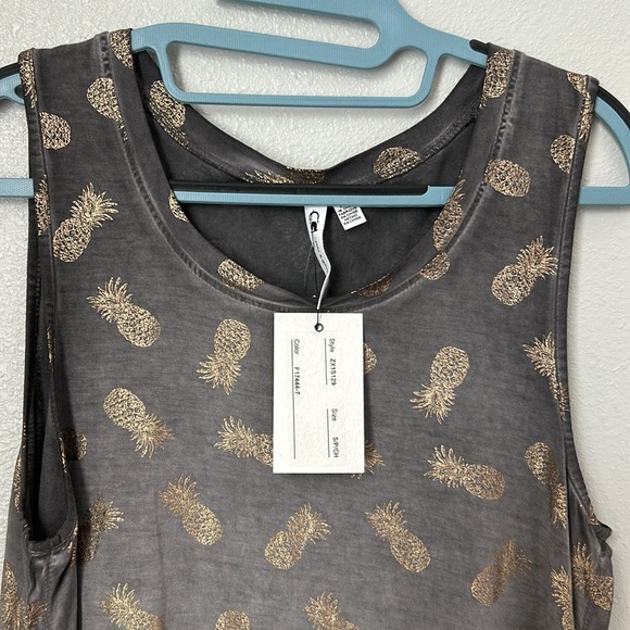 Cute sleeveless tee with pineapple print - Picture 3 of 6